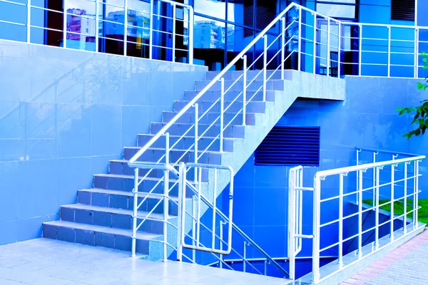 Escalera de mármol con pasamanos de acero — Foto de Stock