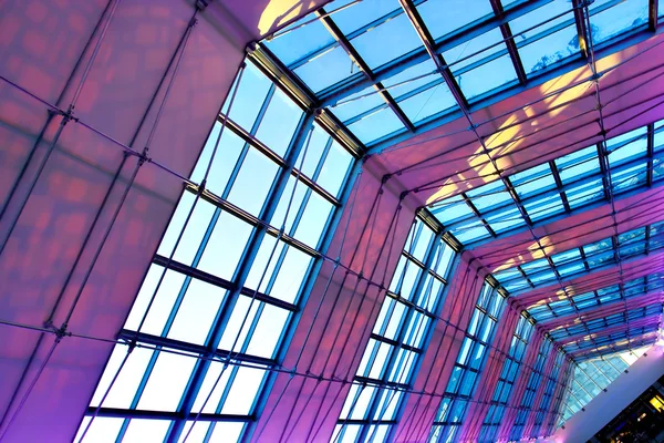 Violeta teto iluminado interior — Fotografia de Stock