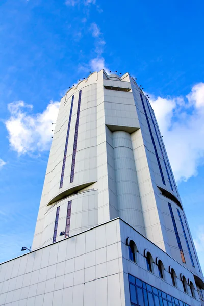 Hoge moderne zakelijke wolkenkrabber — Stockfoto