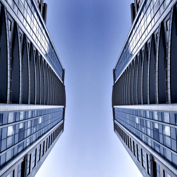 Symmetrische Geschäftswolkenkratzer — Stockfoto