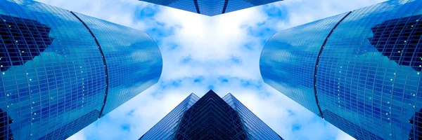 Symmetrische zakelijke wolkenkrabbers — Stockfoto