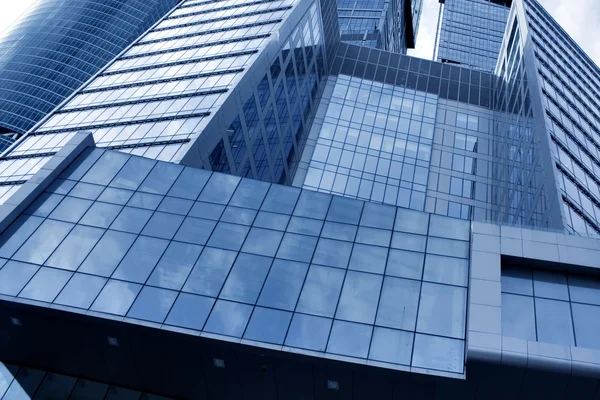 현대 기하학적 고층 빌딩 — 스톡 사진