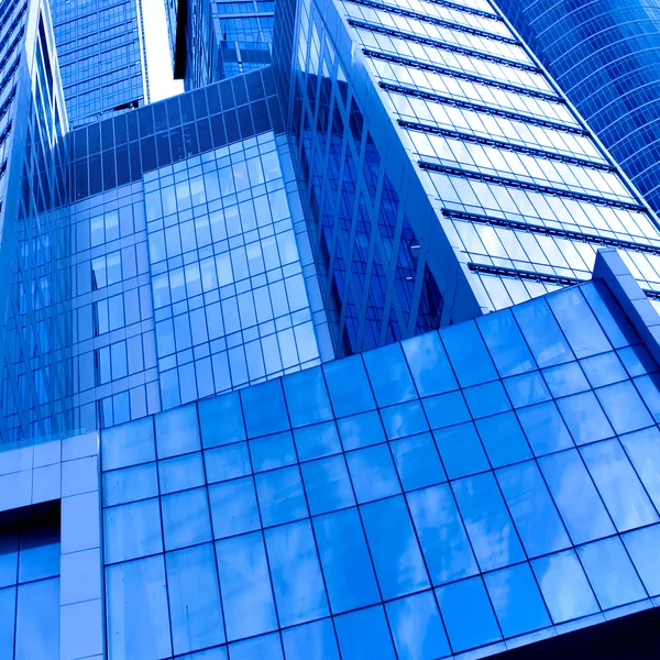 Moderna geometriska skyskrapor — Stockfoto