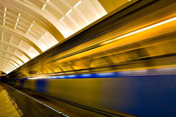 Trem em movimento rápido por movimento — Fotografia de Stock