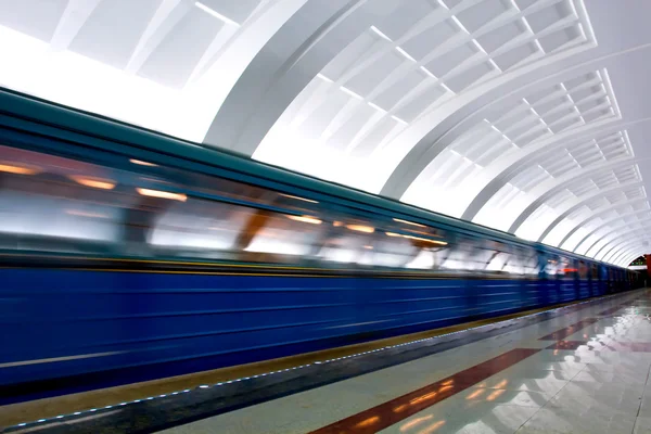 Trein op ondergrondse station verplaatsen — Stockfoto