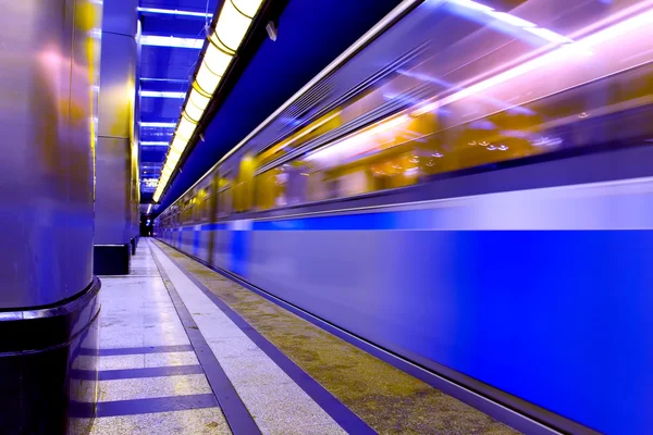 Snabba tåg med rörelseoskärpa — Stockfoto