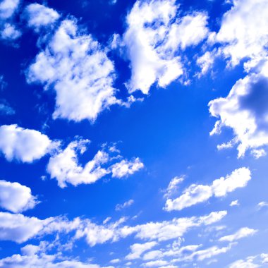 mavi gökyüzünde soyut bulutlar