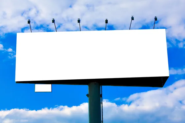 Grand panneau d'affichage blanc sur le ciel bleu — Photo