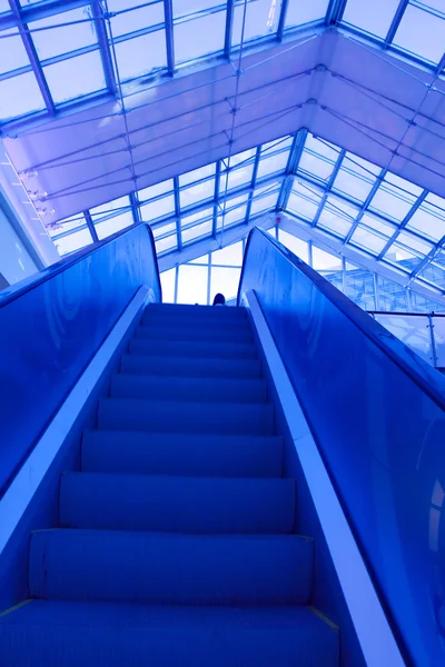 Эскалатор движения в аэропорту — стоковое фото