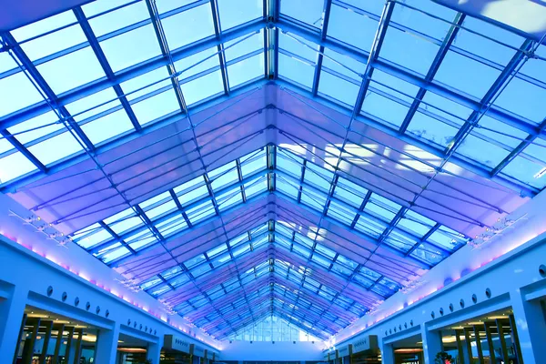 Salón moderno dentro del centro comercial — Foto de Stock