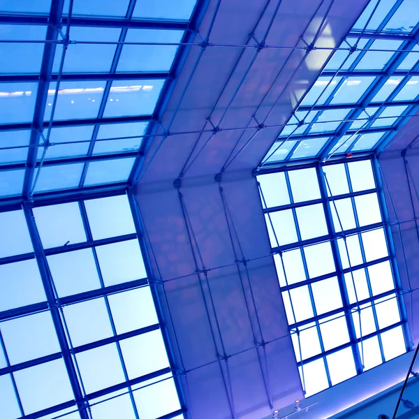 Moderne blaue Decke im Büro — Stockfoto