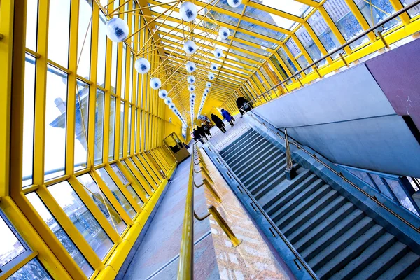 Treppe und gelber Glaskorridor — Stockfoto