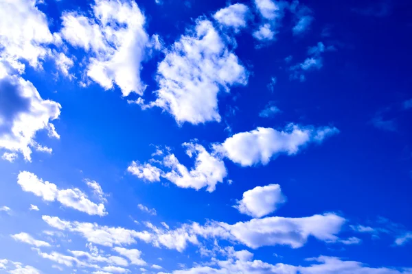 Nubes abstractas en el cielo azul — Foto de Stock