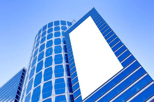Moderner Wolkenkratzer mit weißem Plakat — Stockfoto