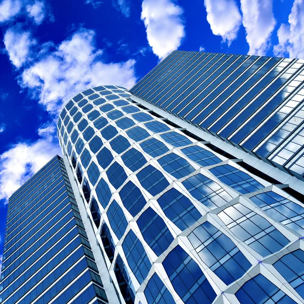Moderne geometrische Wolkenkratzer — Stockfoto