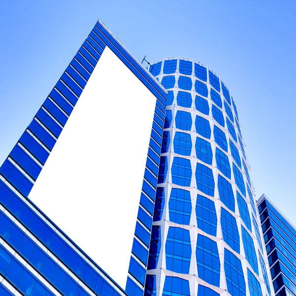 Rascacielos moderno con pancarta blanca — Foto de Stock