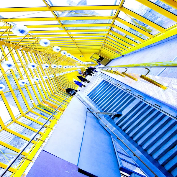 Escadaria e corredor de vidro amarelo — Fotografia de Stock
