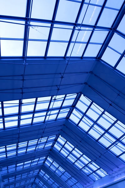 Texturerat taket inne i köpcentret — Stockfoto