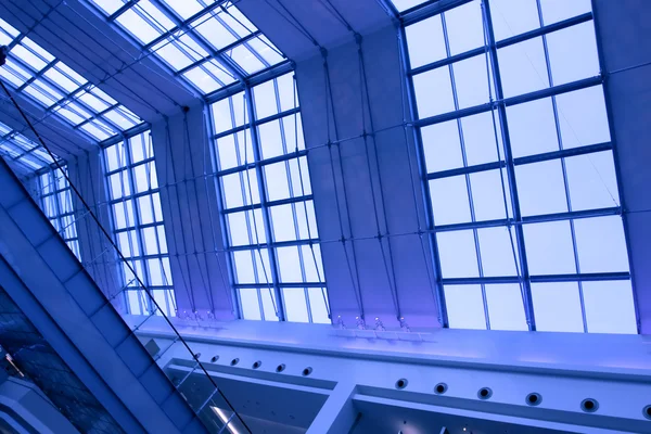蓝色玻璃走廊 — 图库照片