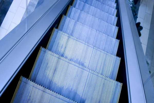 Escada rolante no aeroporto — Fotografia de Stock