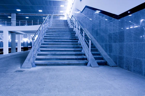Treppe im Büroflur — Stockfoto