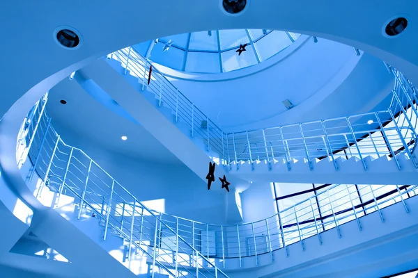 Escada azul no moderno centro de escritórios — Fotografia de Stock