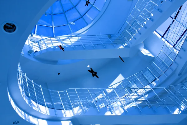 Круглая лестница в офисном центре — стоковое фото
