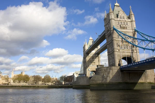 Tower Bridge und der Tower of London — Stockfoto
