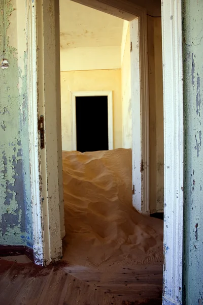 Duna di sabbia in una casa kolmanskop — Foto Stock