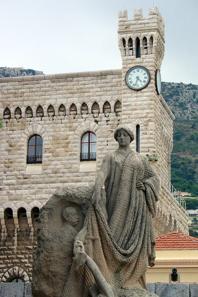 Montecarlo prinsens palats och memorial staty — Stockfoto