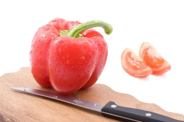 Červená paprica a nůž, izolované — Stock fotografie