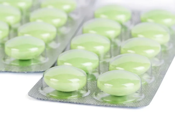 Pacote de bolhas de pílulas verdes isoladas — Fotografia de Stock