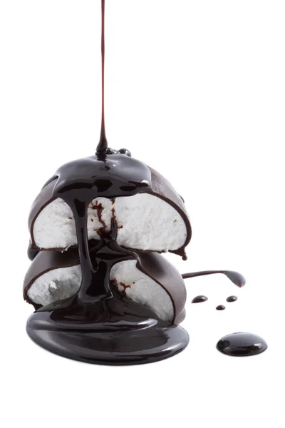 Chocolade wordt gegoten op marshmallows — Stockfoto