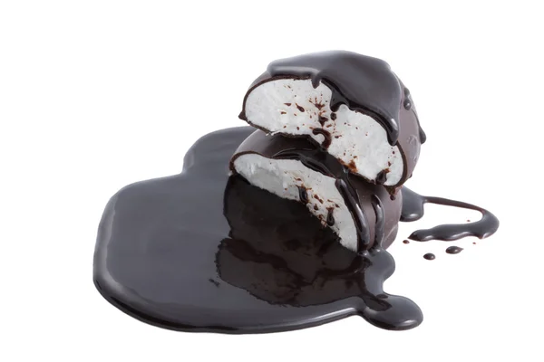 マシュマロの上にチョコレート シロップ pouing — ストック写真