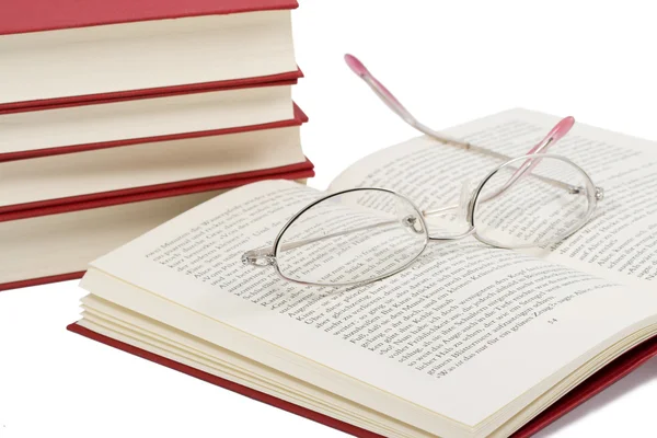 Buch mit Brille drauf — Stockfoto