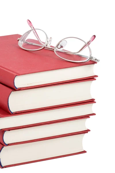 Pilha de livros vermelhos com óculos — Fotografia de Stock