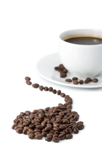 Kávová zrna und bílý pohár — Stock fotografie