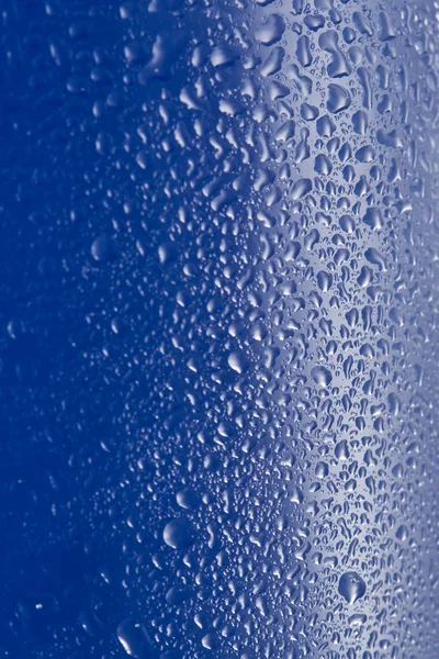 Kapky vody na modré sklo — Stock fotografie