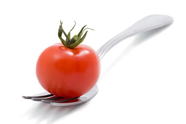 Pomidor na widelec na białym tle — Zdjęcie stockowe
