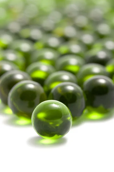 Макро из зеленых капсул — стоковое фото