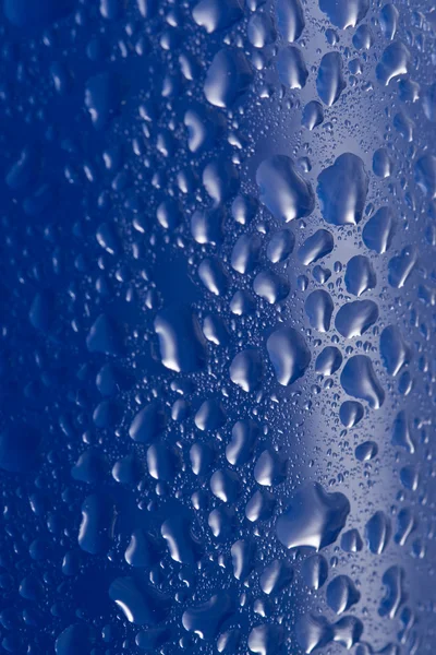 Gocce d'acqua su vetro blu — Foto Stock