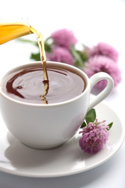 Beyaz fincan izole içine dökme çay