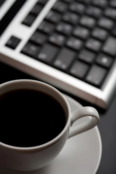 Tasse Kaffee und Tastatur (flach dof) — Stockfoto