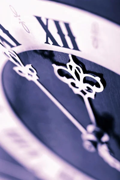 Mostrador do relógio mostrando o tempo sobre tw — Fotografia de Stock