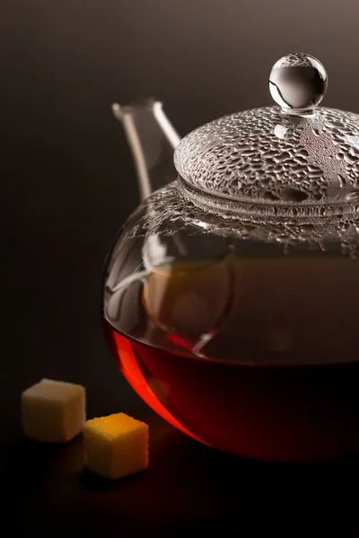 Чайник с черным чаем и сахаром — стоковое фото