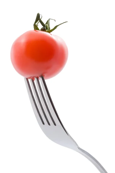 Dojrzałe pomidory na widelec na białym tle — Zdjęcie stockowe