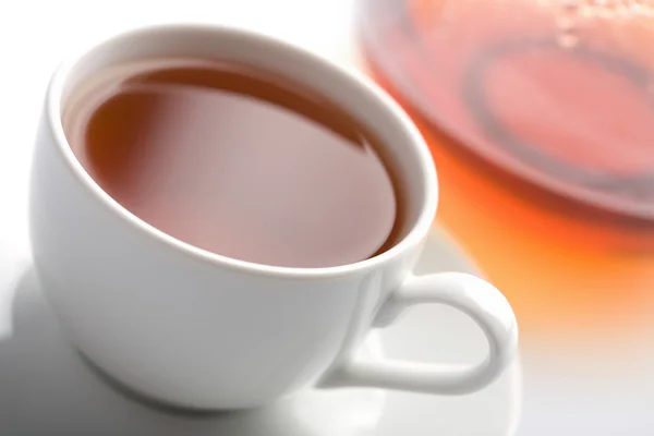 Kopje thee en theepot geïsoleerd — Stockfoto