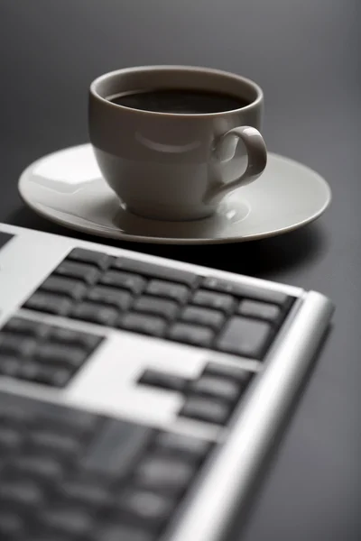 Šálek kávy a klávesnice — Stock fotografie