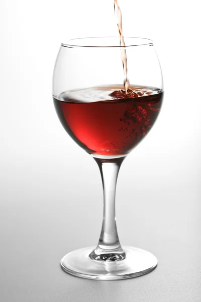 Kırmızı şarap bardağa dökülüyor. — Stok fotoğraf