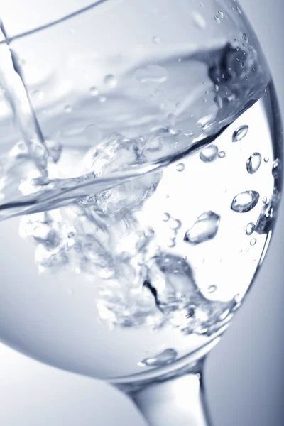 Agua vertiendo en el vidrio —  Fotos de Stock